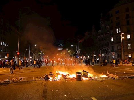 La deslealtad y la idiotez política, esa munición que hace arder a Cataluña
